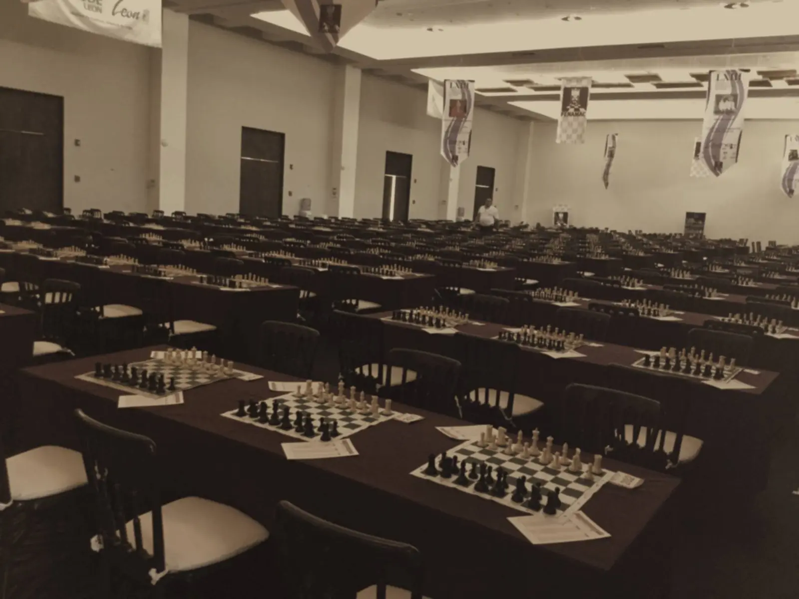 Sala de torneo de ajedrez con tableros listos para jugar