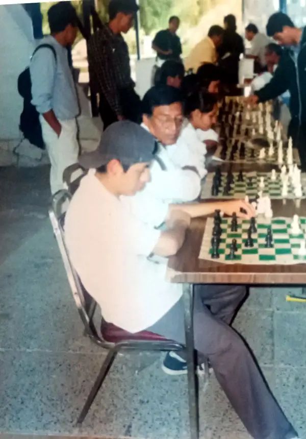 Mi papá dando clase en las albercas de la BUAP – Bedolla Chess Legacy