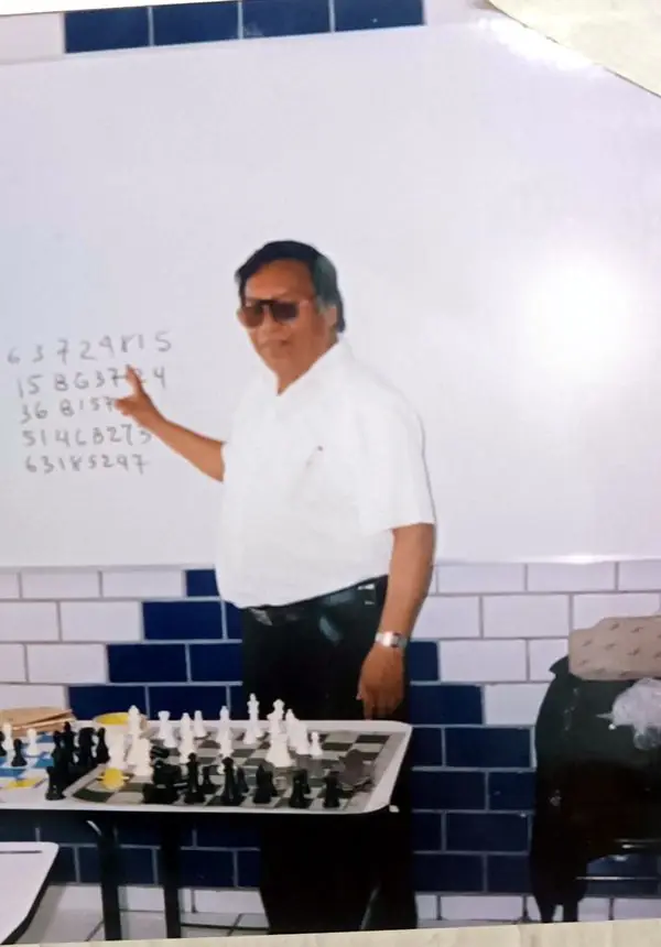 Mi papá enseñando ajedrez – Bedolla Chess Legacy